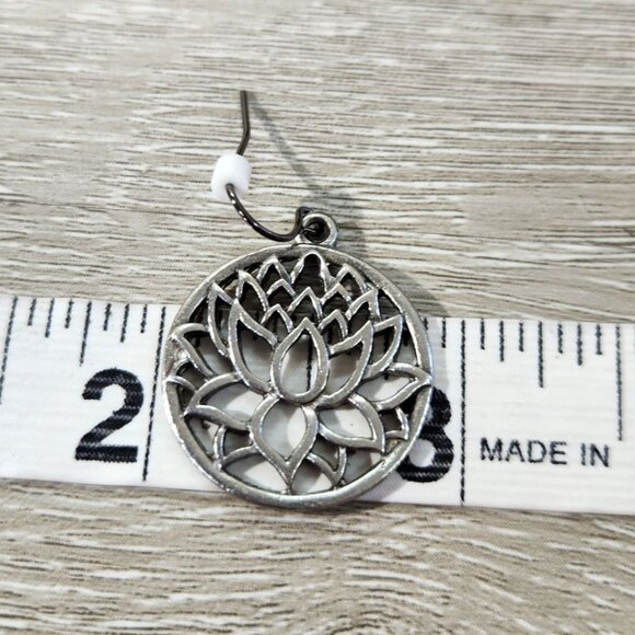 Fashion Jewlery Silvertone with Roung Lotus Flower Dangle Earings - Picture 6 of 7